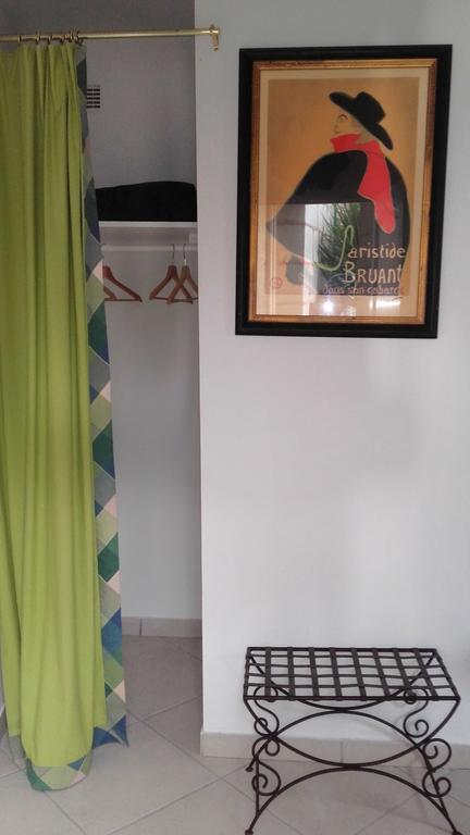 Le Vieux Vauvert Bed & Breakfast โรเชอร์กอร์บง ภายนอก รูปภาพ
